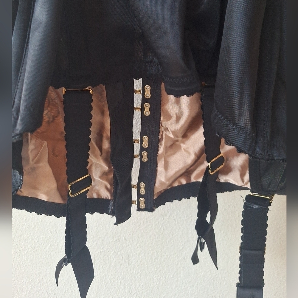 Cacique Lace Black Corset With Metal Straps and Secure Bra Strap Size 22/24 - Picture 4 of 10